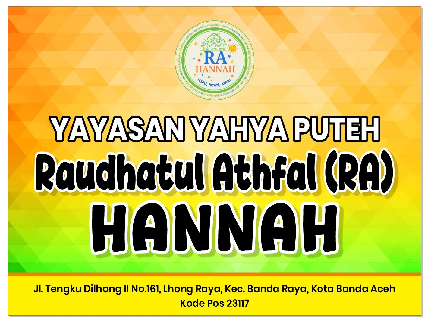 Siswa RA Hannah berkumpul melingkar mendengarkan dongeng interaktif
